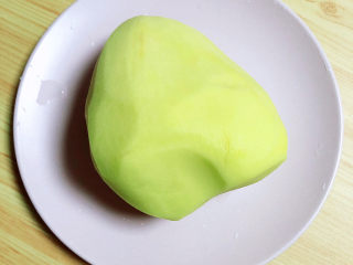 6、薯片鸡翅,准备好土豆一个，削皮待用。