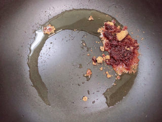 8、薯片鸡翅,锅中倒入油，放入红糖，慢慢融化。