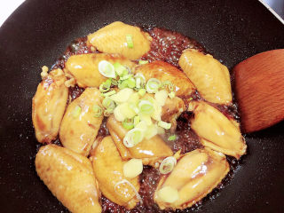 12、薯片鸡翅,放入葱姜，翻炒均匀。