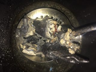 2、滋补乌鸡汤,放入鸡块，煮几分钟，去掉血水后捞出来，