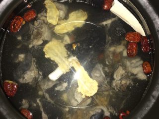 3、滋补乌鸡汤,用砂锅，加多一些水，放入煲汤料，加入乌鸡，