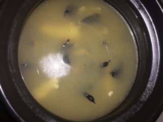 4、滋补乌鸡汤,半个小时后，鸡汤煲成白色，在煲半个小时，