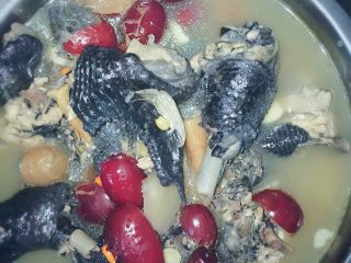 5、滋补乌鸡汤,半个小时后，放少许盐，鸡粉，提味，起锅