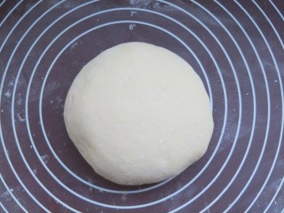 8、养胃山药饼,和成一个偏软的面团。