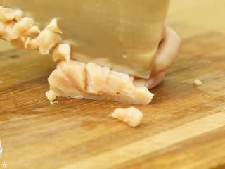 2、18m+菠萝炒饭,鸡胸肉、虾仁、黄瓜、胡萝卜切丁~