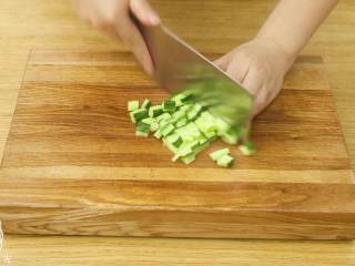 4、18m+菠萝炒饭,鸡胸肉、虾仁、黄瓜、胡萝卜切丁~