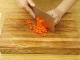 5、18m+菠萝炒饭,鸡胸肉、虾仁、黄瓜、胡萝卜切丁~