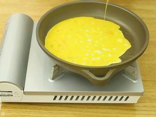 6、18m+菠萝炒饭,热锅，倒适量油，倒入鸡蛋液，搅碎，盛出备用~