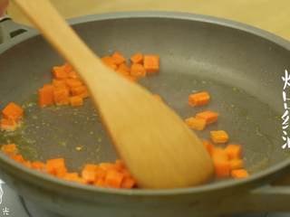 8、18m+菠萝炒饭,热锅，倒油，倒入胡萝卜碎，炒出红油~