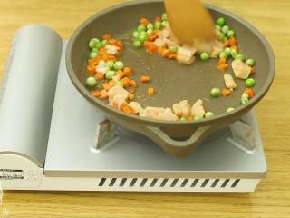 9、18m+菠萝炒饭,再加入豌豆、鸡肉丁、虾仁，炒熟~