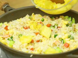 11、18m+菠萝炒饭,关火放菠萝~