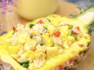 13、18m+菠萝炒饭,出锅，放在菠萝里~