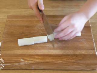 2、12m+葱油鸡（宝宝辅食）,首先，大葱切段、小葱切碎~