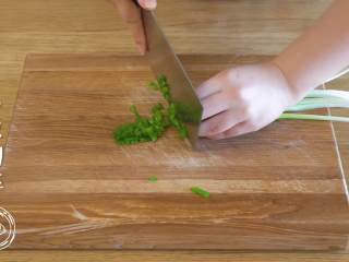 3、12m+葱油鸡（宝宝辅食）,首先，大葱切段、小葱切碎~