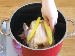 4、12m+葱油鸡（宝宝辅食）,整鸡放到锅里，加姜片、葱段、加水没过鸡肉，大火煮开~