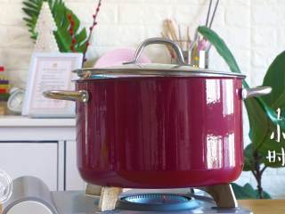 7、12m+葱油鸡（宝宝辅食）,小火煮1小时（煮至鸡肉软烂，筷子能插动即可）~