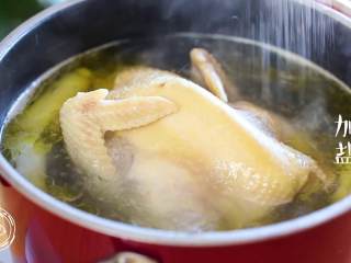 8、12m+葱油鸡（宝宝辅食）,煮开后，加少量盐~关火焖10分钟即可出锅~