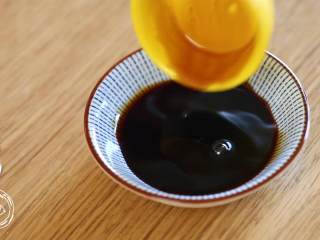 10、12m+葱油鸡（宝宝辅食）,葱油酱汁非常简单：放适量酱油、柠檬汁、一勺香油、葱花即可~