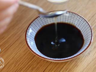 12、12m+葱油鸡（宝宝辅食）,葱油酱汁非常简单：放适量酱油、柠檬汁、一勺香油、葱花即可~