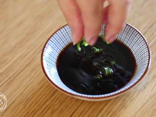 13、12m+葱油鸡（宝宝辅食）,葱油酱汁非常简单：放适量酱油、柠檬汁、一勺香油、葱花即可~