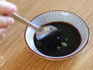 14、12m+葱油鸡（宝宝辅食）,葱油酱汁非常简单：放适量酱油、柠檬汁、一勺香油、葱花即可~