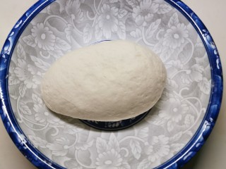 2、鲜肉饼,用35-40度温水和面  和成偏软一点的面团  加盖静置发酵