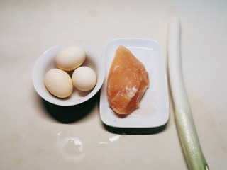 3、鲜肉饼,准备好食材 鸡胸肉 大葱 鸡蛋