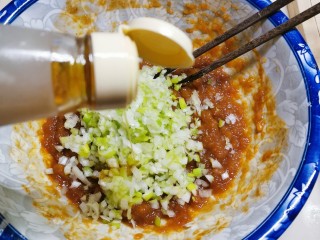 6、鲜肉饼,葱碎放入肉馅中 加入芝麻油拌匀即可