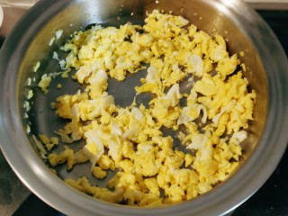 7、鲜肉饼,起油锅  油热将2个鸡蛋炒碎