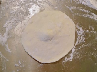 12、鲜肉饼,擀成中间厚 边缘薄的圆片
