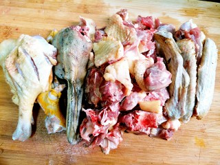 2、啤酒鸭,改小块，鸭腿划两刀好入味。