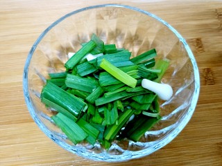 5、啤酒鸭,蒜苗切段。