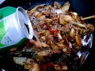 11、啤酒鸭,鸭肉炒香倒入啤酒。