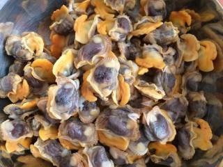 4、毛蛤肉拌菠菜,放凉后剥出蛤蜊肉，备用。