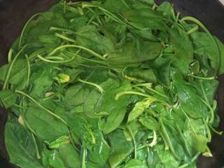 6、毛蛤肉拌菠菜,锅中放入水，烧开，放入菠菜，放入1小勺盐，焯2分钟即可。