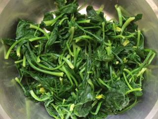 8、毛蛤肉拌菠菜,攥干水份。