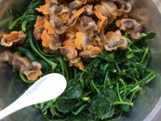 10、毛蛤肉拌菠菜,放入适量的盐。