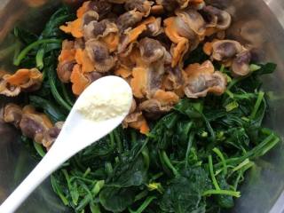 11、毛蛤肉拌菠菜,放入少许的鸡精。