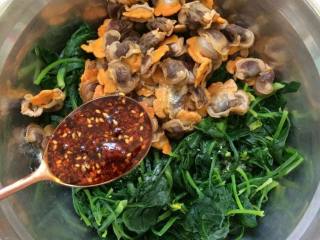 12、毛蛤肉拌菠菜,放入1大勺辣椒油。