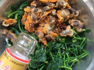 13、毛蛤肉拌菠菜,放入适量香油。