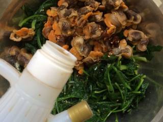 14、毛蛤肉拌菠菜,放入少许的醋调味。