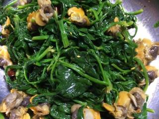 15、毛蛤肉拌菠菜,用筷子拌匀即可。