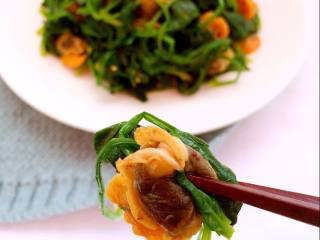 16、毛蛤肉拌菠菜,装入盘子中即可。