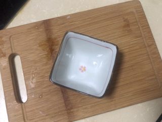 1、豆皮金针菇卷,先准备一个小碗
