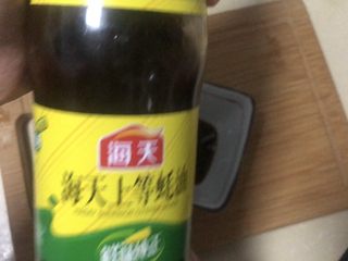 3、豆皮金针菇卷,蚝油一勺