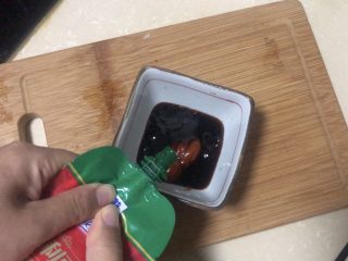 6、豆皮金针菇卷,蕃茄酱2勺