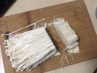 9、豆皮金针菇卷,金针菇洗净去根