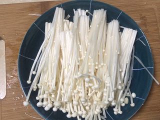 10、豆皮金针菇卷,撕成小块