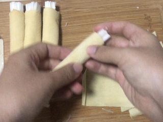 12、豆皮金针菇卷,用豆皮把金针菇卷起来