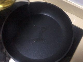 14、豆皮金针菇卷,煎锅热油